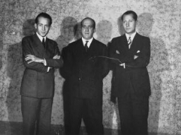Julio Ruiz de Alda, Alfonso García Valdecasas y José Antonio Primo de Rivera, en el teatro de la Comedia, durante el acto fundacional de Falange Española