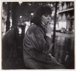Vali with Cigarette on Bench in Rain (Vali con cigarrillo en un banco en la lluvia)