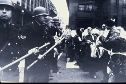 Cordón policial y Madres de Plaza de Mayo