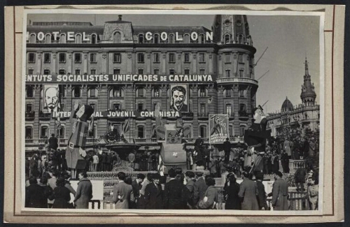 La Plaza de Catalunya, Barcelona, el día del primer desfile del Ejército Popular. Caricaturas de Hitler, Franco y Mussolini