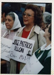Mujer con cartel con el nombre de un desaparecido
