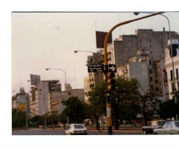 Intervención señalética urbana de la calle "Chile". Dice: "Chile libre. Fuera Pinochet"-
