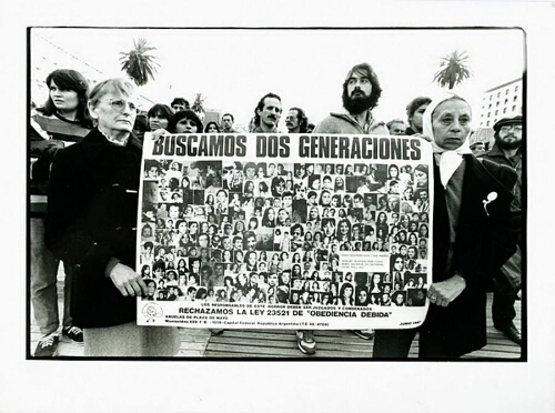 Abuelas de Plaza de Mayo con cartel de fotos de sus nietos