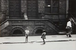 New York, 1940 (Boy Showing Off) (Nueva York, 1940 [Niño alardeando])