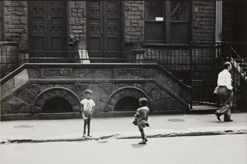 New York, 1940 (Boy Showing Off) (Nueva York, 1940 [Niño alardeando])