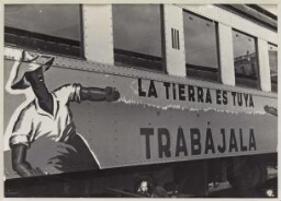 Ferrocarriles del Norte. Pintando los trenes con propaganda antifascista (La tierra es tuya: Trabájala)
