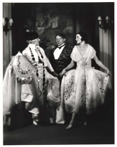 Picasso entre Mme. de Errázuriz y Olga en el famoso baile de máscaras que dio el Conde Etienne de Beaumont en 1924