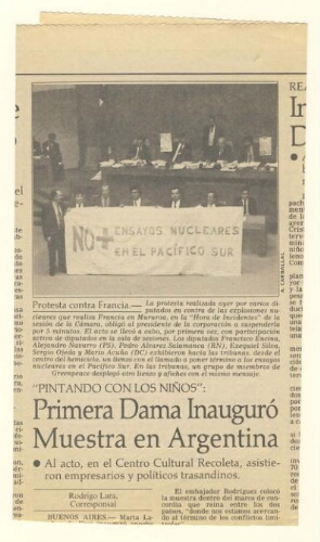 Fotografía de prensa con el No+ ensayos nucleares