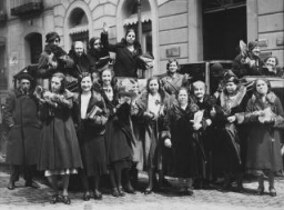 Sufragistas en la calle de Alcalá