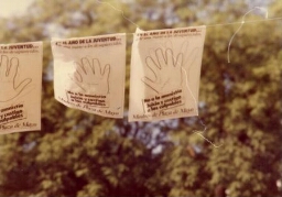 Campaña “Dele una mano a los desaparecidos", detalle de hileras colgantes de hojas-afiches de manos.