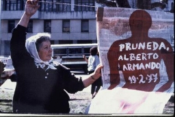 Madre de Plaza de Mayo junto a una silueta roja