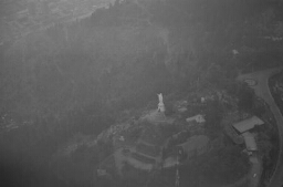 Vista panorámica desde una de las avionetas sobre la Virgen del Cerro San Cristóbal en Santiago