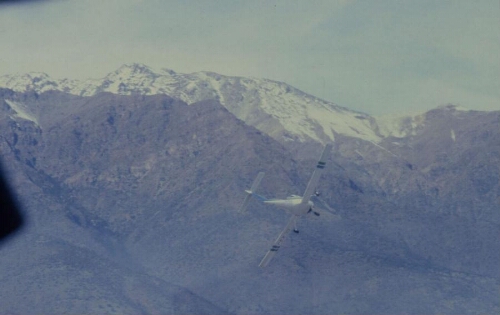 Una de las avionetas sobrevolando Santiago  durante el transcurso de la acción