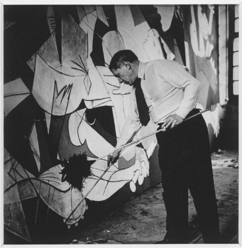 Picasso debout travaillant à «Guernica» dans son atelier des Grands-Augustins (Picasso de pie trabajando en el «Guernica» en su taller de los Grands-Augustins)