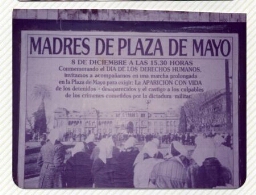 Afiche de Madres de la Plaza de Mayo sobre muro urbano.