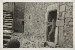 Frente de Aragón, sector Huesca, soldados del ejército popular desalojando al enemigo de un pueblo