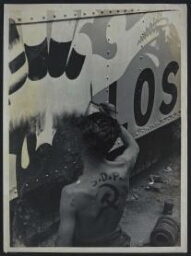 Francesc Nel·lo pintando un vagón con propaganda antifascista