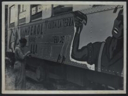 Pintando un vagón con propaganda antifascista (Camperol!! Cuida la terra mentres els demés lluiten)