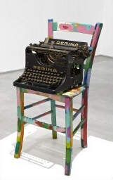 Silla y máquina de escribir (Máquina sentada en silla)