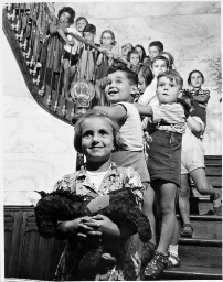 Children on Staircase (Niños en la escalera)