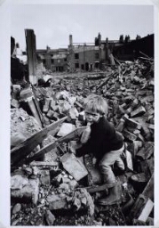 Child Playing on a Slum Clearance Site (Niño jugando en una obra de demolición de viviendas insalubres)