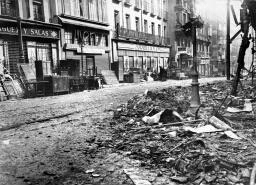 La calle de Atocha tras un bombardeo