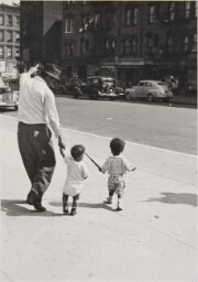 New York, 1940 (Man and Two Kids) (Nueva York, 1940 [Hombre con dos niños])
