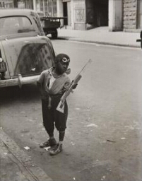 New York, c. 1940 (Boy with Rifle) (Nueva York, ca. 1940 [Niño con rifle])