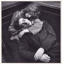 Man and Woman Embracing, Paris (Hombre y mujer abrazados, París)