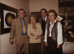 [Fotografía: Juana Mordó, Roland Penrose, Antonio Bonet Correa y Helga de Alvear].