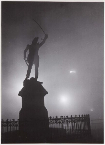 Statue du maréchal Ney dans le brouillard (Estatua del mariscal Ney en la niebla)