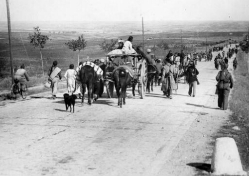 Campesinos en retirada desde el frente de Extremadura, hacia la capital