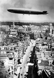 El ingenio aéreo del Conde Zeppelín vuela sobre la Gran Vía
