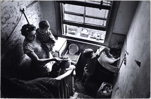 Family in Their Kitchen on a Staircase. South London (Familia en su cocina en una escalera. Sur de Londres)