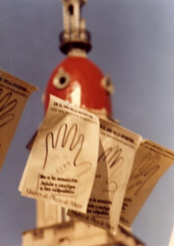 Campaña “Dele una mano a los desaparecidos, hileras colgantes de hojas-afiches de manos, en Plaza Congreso.