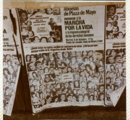 Afiche de Abuelas de la Plaza de Mayo con fotos.