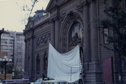 Momento en que se extiende el lienzo blanco en la fachada del Museo Nacional de Bellas Artes