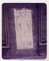 Primer Siluetazo, silueta de hombre sobre persiana de un comercio.
