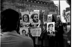 Marcha en Plaza de Mayo con pancartas de fotos