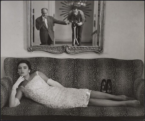 Maspons y Ubiña fotografían a una modelo de Pertegaz (estirada en un sofá)