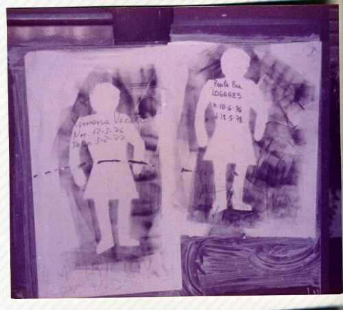 Primer Siluetazo, dos siluetas de niñas desaparecidas sobre muro urbano.