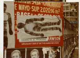 Primer Siluetazo, silueta en horizontal sobre cartel publicitario.