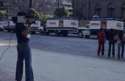 Exterior del Museo Nacional de Bellas Artes y una persona grabando en video