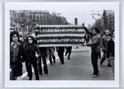 L'estàtua de la Victòria (franquista) és embolicada amb senyeres. Diagonal / Passeig de Gràcia. Barcelona, 8 febrer 1976 (La estatua de la Victòria (franquista) es envuelta con señeras. Diagonal / Paseo de Gràcia. Barcelona, 8 febrero 1976)