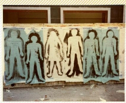 Primer Siluetazo, grupo de seis siluetas sobre muro urbano.