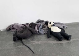Untitled (Rat and Bear, Sleeping) (Sin título [Rata y oso, durmiendo])
