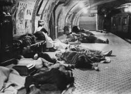 El pueblo de Madrid busca refugio en el metro durante los bombardeos