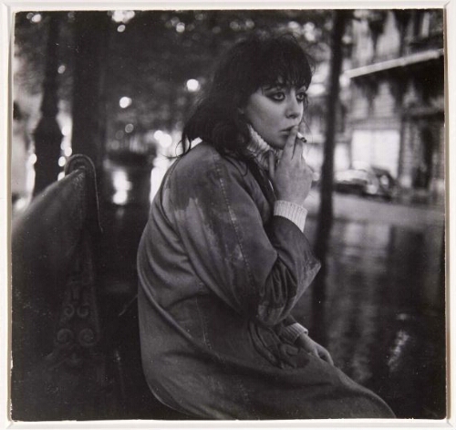 Vali with Cigarette on Bench in Rain (Vali con cigarrillo en un banco en la lluvia)