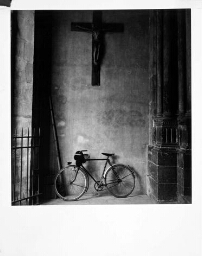 Bicicleta en atrio de iglesia de París