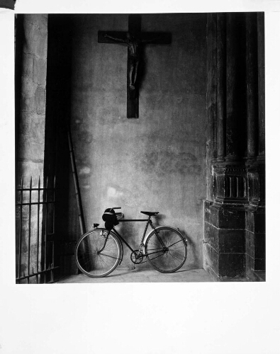 Bicicleta en atrio de iglesia de París